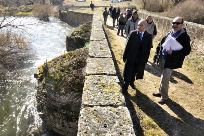 Visita en la mañana de ayer al puente de Andaluz por parte del Procurador del Común para observar su deterioro.-VALENTÍN GUISANDE