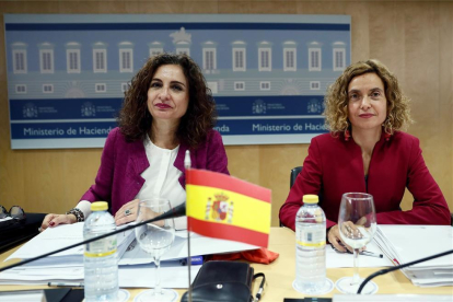 La ministra de Hacienda, María Jesús Montero (izq), junto con la ministra de Política Territorial y Función Pública, Meritxell Batet.-MARISCAL (EFE)