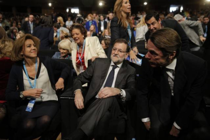 Mariano Rajoy, José Maria Aznar, Maria Dolores de Cospedal, Rita Barberá y Alicia Sánchez-Camacho al inicio de la convención del PP en Madrid.-Foto: JOSÉ LUIS ROCA