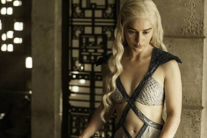 Daenerys Targaryen, interpretada por Emilia Clarke, uno de los personajes más queridos de la serie de la HBO.-Foto: AP / HBO