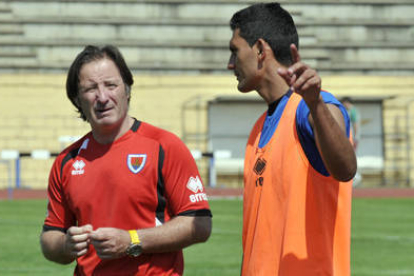 Juan Antonio Anquela dialoga con Juanma en un entrenamiento. / ÁLVARO MARTÍNEZ-