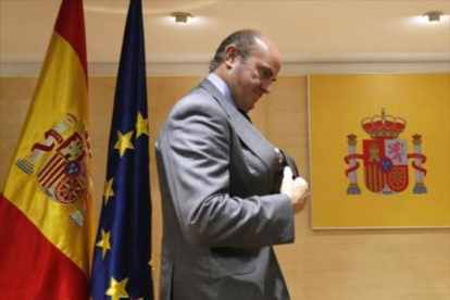 El ministro de Economía, Luis de Guindos, ayer tras la rueda de prensa en el ministerio.-Foto: JUAN MANUEL PRATS