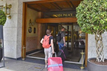 Unos turistas acceden a un hotel del centro de Barcelona.-Foto: FERRAN SENDRA