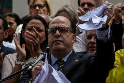 El presidente de la Asamblea Nacional de Venezuela, el opositor Julio Borges,  rompe en pedazos la sentencia del Supremo  que califico de  basura  durante una rueda de prensa.-EFE / CRISTIAN HERNANDEZ