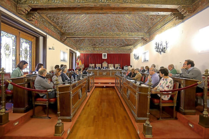 Panorámica del Pleno de la Diputación de Valladolid reunido en sesión extraordinaria-ICAL