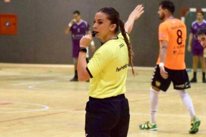 Lorena García, en acción, en un reciente encuentro de balonmano-EL PERIÓDICO