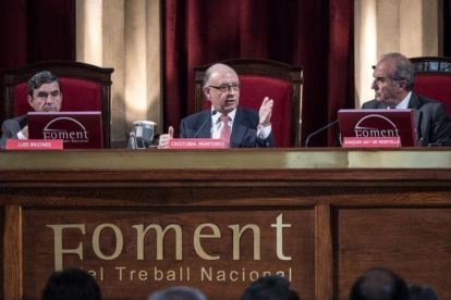 El ministro de Hacienda, Cristóbal Montoro, junto al presidente de Foment del Treball, Joaquim Gay de Montellá (a la derecha de la imagen), en un acto en mayo del 2016.-RICARD FADRIQUE
