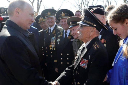 Vladimir Putin saluda a residentes en Crimea.-SPUTNIK / AP