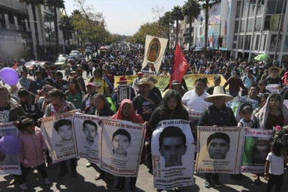 Peregrinación de los familiares de los 43 estudiantes desaparecidos de Ayotzinapa.-AP
