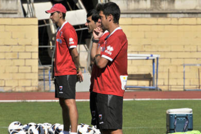 Moreno en un entrenamiento junto con Machín y Sergi Pérez. / V. Guisande-