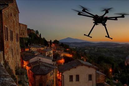 La silueta de un dron volando por una localidad europea.-