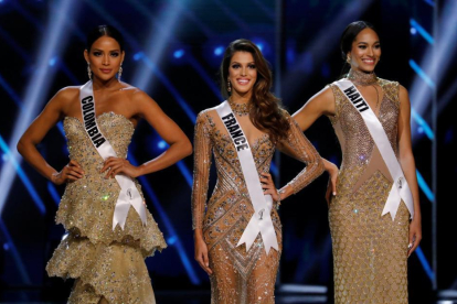 La nueva Miss Universo, la francesa Iris Mittenaere, en el centro, con las otras finalistas: a la derecha Miss Haiti, Jacque Pellisier, y Miss Colombia, Andrea Tovar.-REUTERS