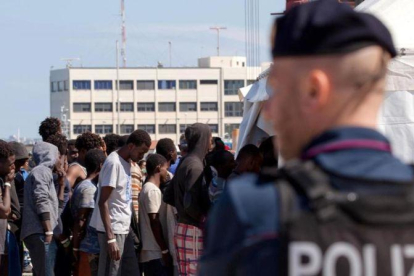 Inmigrantes en el puerto de Reggio Calabria.-AP / MARCO COSTANTINO