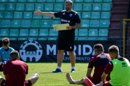 El entrenador del Mérida, Juan García, dando instrucciones a sus jugadores. HDS
