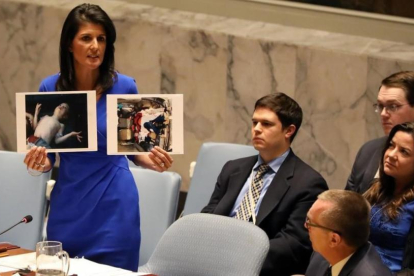 Nikki Haley sostiene unas fotografías de las víctimas del gas serín  en Siria.-SHANNON STAPLETON