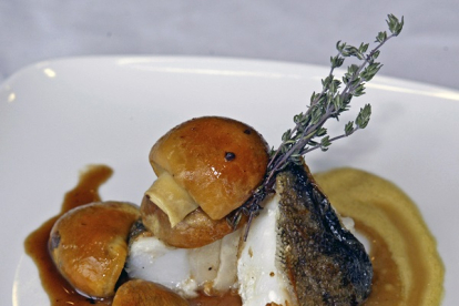 El pescado ofrece muchos posibilidades de platos, como el bacalao con setas de la imagen.
