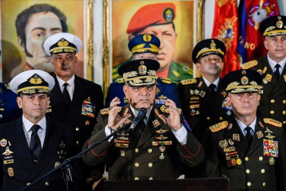 El ministro de Defensa, Vladimir Padrino López, junto a otros altos mandos militares manifiesta su apoyo al presidente Maduro.-AFP / LUIS ROBAYO