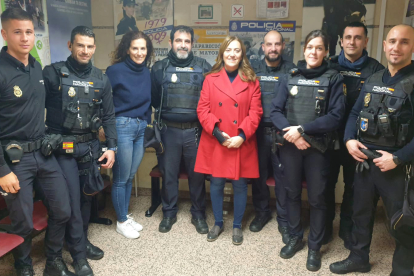 La delegada del Gobierno, Virginia Barcones, con agentes de la Policía Nacional.-ICAL
