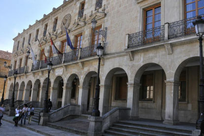 Edificio consistorial, en la plaza Mayor de la capital.-Valentín Guisande