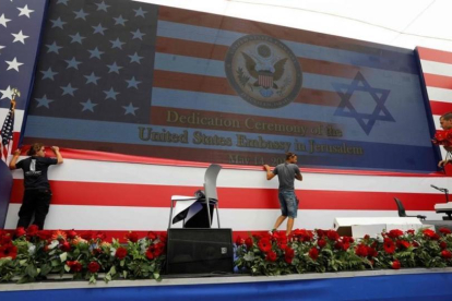 Preparativos del escenario donde se va a desarrollar la ceremonia de inauguración de la embajada de EEUU en Jerusalén.-/ MENAHEM KAHANA / AFP