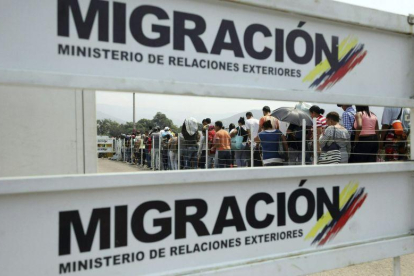 Según cifras de la Organización Internacional de las Migraciones (OIM), el número de refugiados y migrantes venezolanos en el mundo ha alcanzado los tres millones.-AP