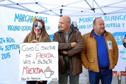 José Antonio Turrado (Asaja) y José María Álvarez (OPL) con una de las manifestantes ayer ante las Cortes.-ICAL