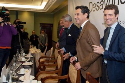 El presidente del PP, Pablo Casado, y el candidato conservador a la Junta de Andalucía, Juanma Moreno, el viernes, en un acto en Jaén.-EFE / JOSÉ MANUEL PEDROSA