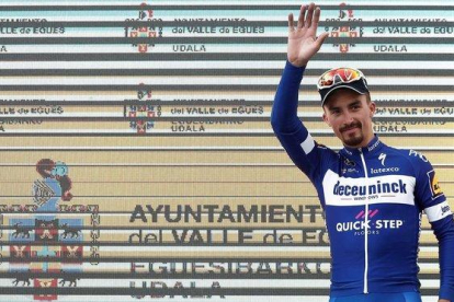 Julian Alaphilippe,  en el podio de la Vuelta al País Vasco.-EFE