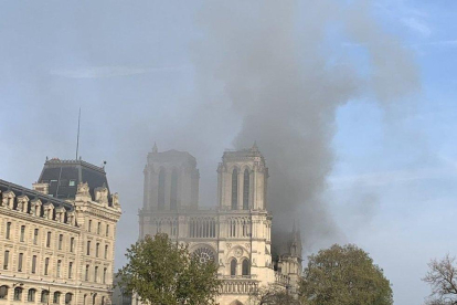 Una gran humareda en la catedral de Notre Dame.-