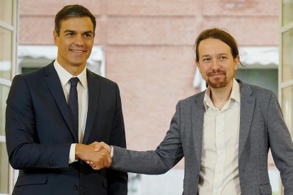 Pedro Sánchez y Pablo Iglesias tras formalizar el acuerdo sobre los Presupuestos del 2019, el pasado 11 de octubre-JOSE LUIS ROCA