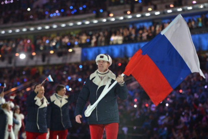 Alexandr Zubkov, con la bandera rusa en el desfile de Sochi, es uno de los deportistas sancionados por dopaje.-ALBERTO PIZZOLI (AFP)