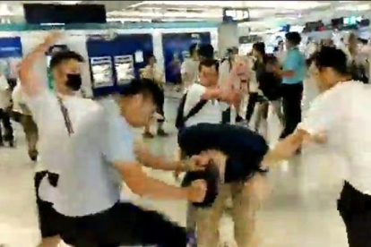 Una banda armada ataca a manifestantes y causa 36 heridos en el metro de Hong Kong.-EFE