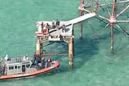 Imagen de la CBS del momento en que la Guardia Costera detuvo a los inmigrantes, en el faro American Shoal, el pasado mayo en aguas del Estrecho de Florida.-
