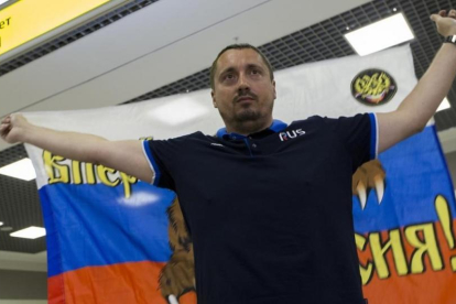 El jefe de los ultras rusos, con la bandera de su país.-AP / ALEXANDER ZEMLIANICHENKO