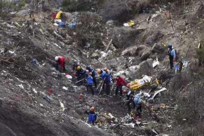 Gendarmes e investigadores, entre los restos del avión estrellado en los Alpes.-Foto: ANNE-CHRISTINE POUJOULAT / AFP