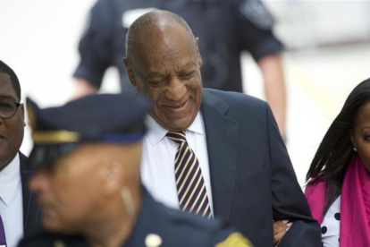 El cómico Bill Cosby ha quedado en libertad tras declarar el juez este sábado juicio nulo sobre el caso de acoso sexual abierto contra él, cargos ante los cuales se declaraba no culpable. La razón por la que se ha anulado es que el jurado ha sido incapaz-