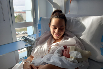 Viktoriya sostiene a Ariadna, su primera hija y primer bebé del año 2023 en Soria. HDS