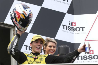 Maverick Viñales levantando su casco para celebrar la victoria en Moto 2 en el Gran Premio australiano de Phillip Island.-AP