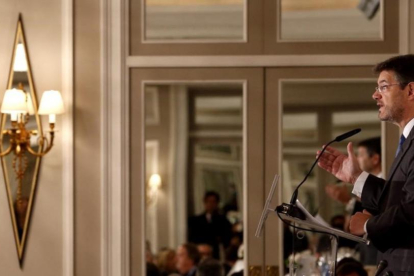 El ministro de Justicia, Rafael Catalá, durante su intervención en un desayuno informativo este lunes en Madrid.-EFE / JAVIER LIZÓN