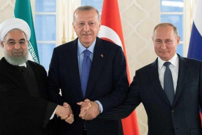 Hasan Rohaní, Recep Tayyip Erdogan y Vladímir Putin posan, este lunes, en Estambul.-PAVEL GOLOVKIN (AFP)