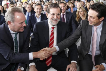 Vicente Betoret saluda al expresidente de la Comunidad Valenciana Alberto Fabra en presencia de Mariano Rajoy, el pasado mes de mayo, durante un acto del PP en Valencia.-MIGUEL LORENZO