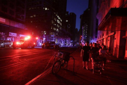 Las calles oscuras de Nueva York tras un sorprendente apagón masivo que afectó a miles de personas.-EFE