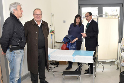 Jesús Hernando, junto a Enrique Delgado, Elena del Vado y Manuel López Represa en el centro de salud de San Pedro-HDS