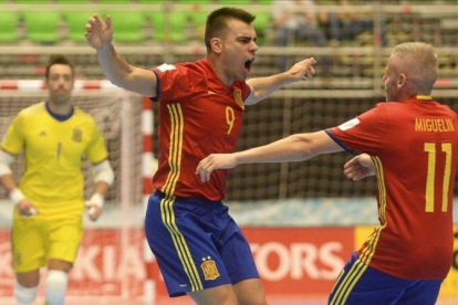 Lozano celebra con Miguelín tras marcar ante Kazajistán-RAUL ARBOLEDA / AFP