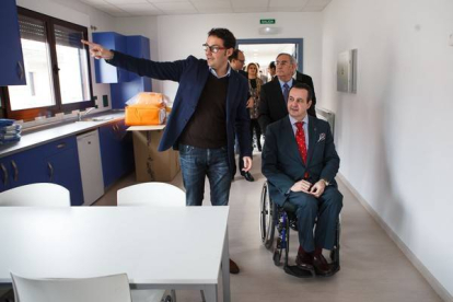 El director general de Polí­ticas de Apoyo a la Discapacidad, Ignacio Tremiño, visita la residencia para personas con enfermedad mental de Asovica junto a Juan José Milla, presidente de ASOVICA-CONCHA ORTEGA / ICAL