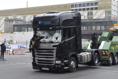 Imagen del camión que arrolló a los visitantes de un mercadillo navideño en el centro de Berlín.-RAINER JENSEN / EFE