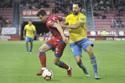 Guillermo Fernández pugna con De la Bella en el último partido de liga de esta temporada entre el Numancia y Las Palmas.-VALENTÍN GUISANDE