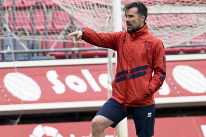 López Garai en el entrenamiento que el Numancia llevó a cabo ayer en el estadio de Los Pajaritos.-Noelia Martínez