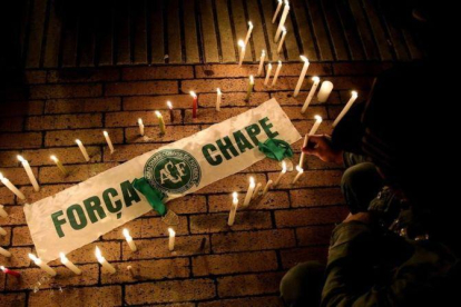 Velas en homenaje a las víctimas del siniestrado avión del club brasileño Chapecoense, en Bogotá, este martes.-EFE / LEONARDO MUÑOZ