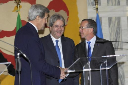 Acuerdo para formar un Gobierno de unidad en Libia EFE / GIORGIO ONORATI El ministro de Exteriores italiano, Paolo Gentiloni, el secretario de Estado de EEUU, John Kerry, y el representante especial, Martin Kobler, durante la conferencia de Roma.-